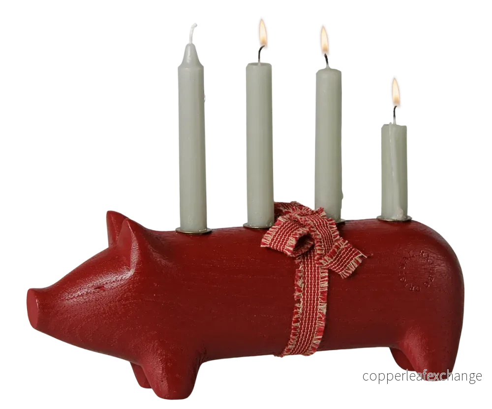 Maileg träljusstake, gris, advent, medium – röd Maileg träljusstake, gris, advent, medium – röd