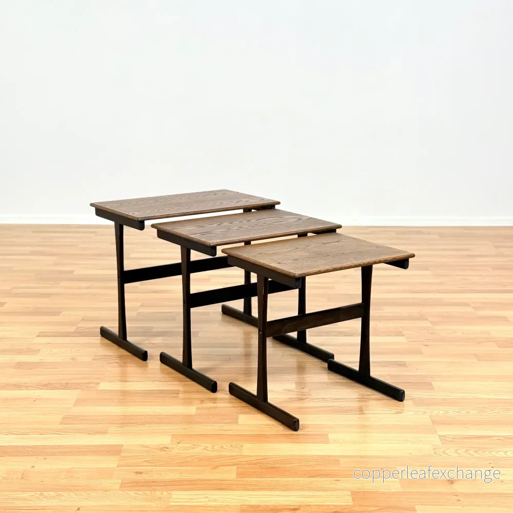 Danskt set med sidosbord i betsad ek Danskt set med sidosbord i betsad ek
