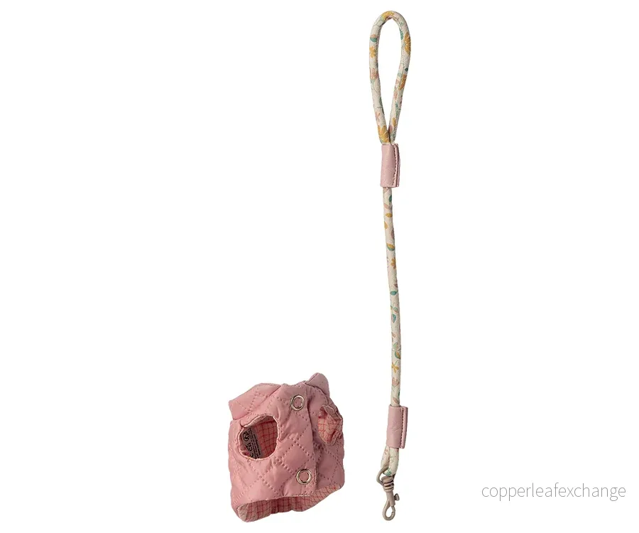 Maileg – Koppel till hundvalp, rosa sele med blommigt koppel till hund, rose Maileg – Koppel till hundvalp, rosa sele med blommigt koppel till hund, rose