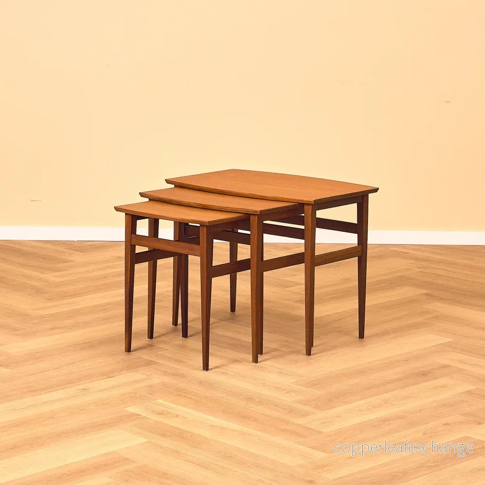 Danskt set med satsbord i teak och valnöt