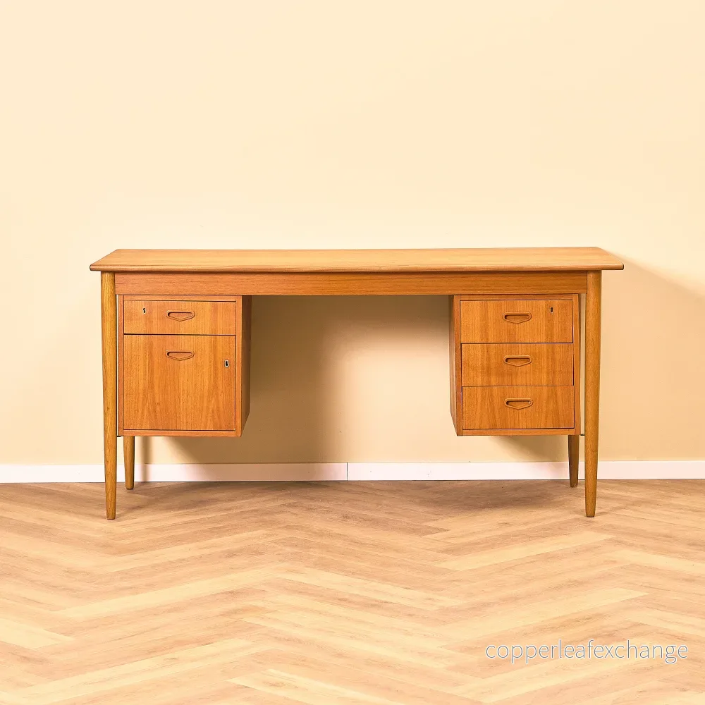 Skrivbord i teak och bok i svensk stil