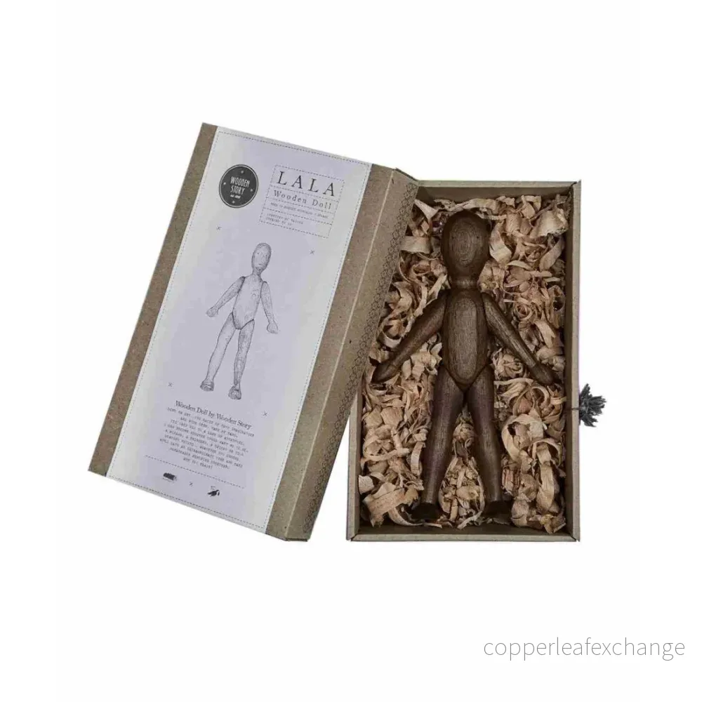 Trädockan Vallo med klänning – Wooden Story Trädockan Vallo med klänning – Wooden Story