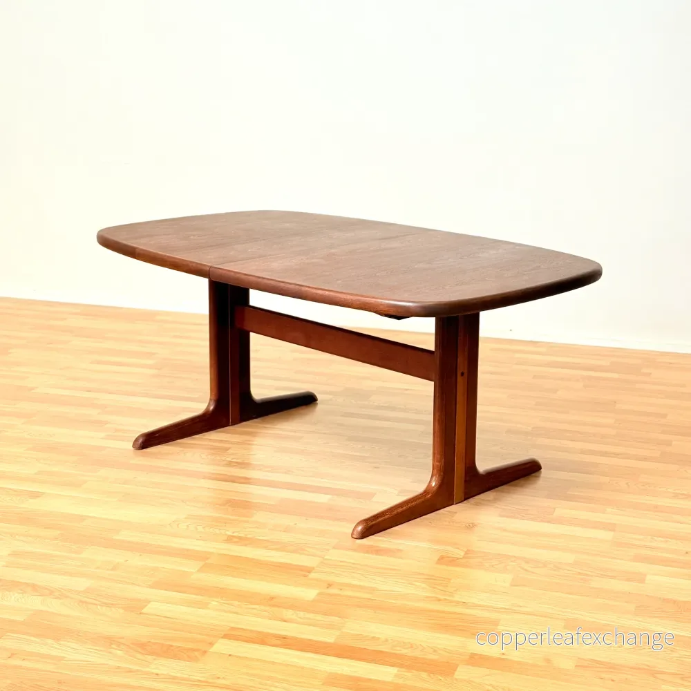 Dansk oval matbord i mahogny från Skovby Møbelfabrik Dansk oval matbord i mahogny från Skovby Møbelfabrik