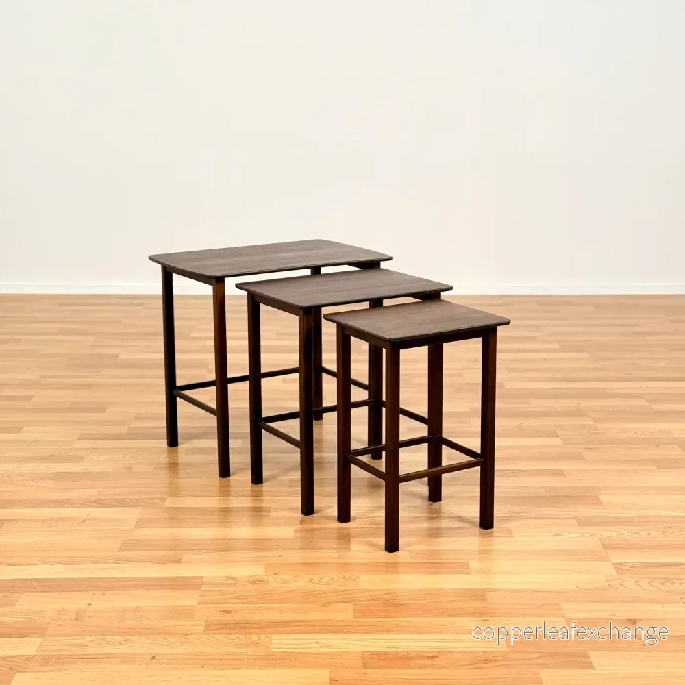 Danskt set med nästlade bord i teak Danskt set med nästlade bord i teak