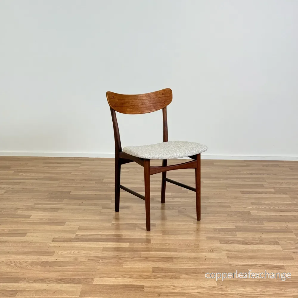 Dansk enkel matstol i teak och valnöt