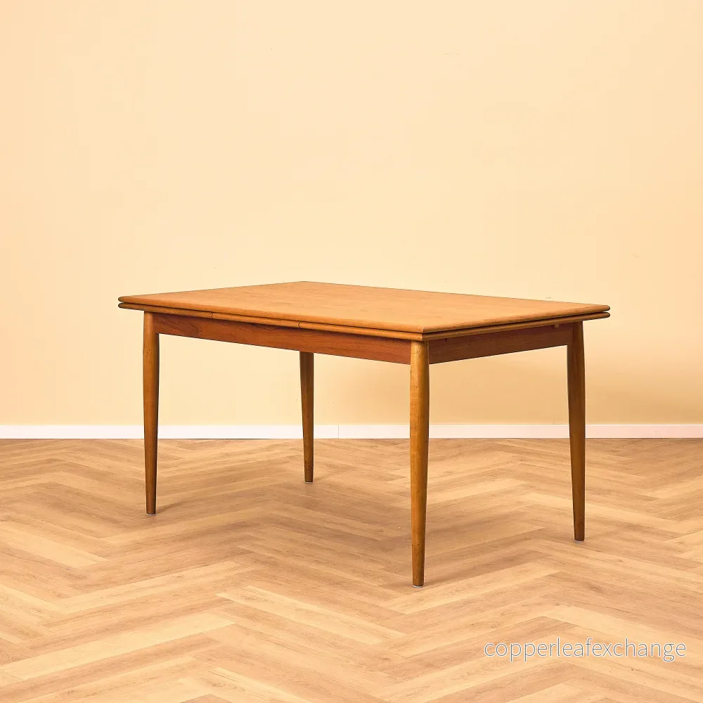 Danskt matbord i teak och bok