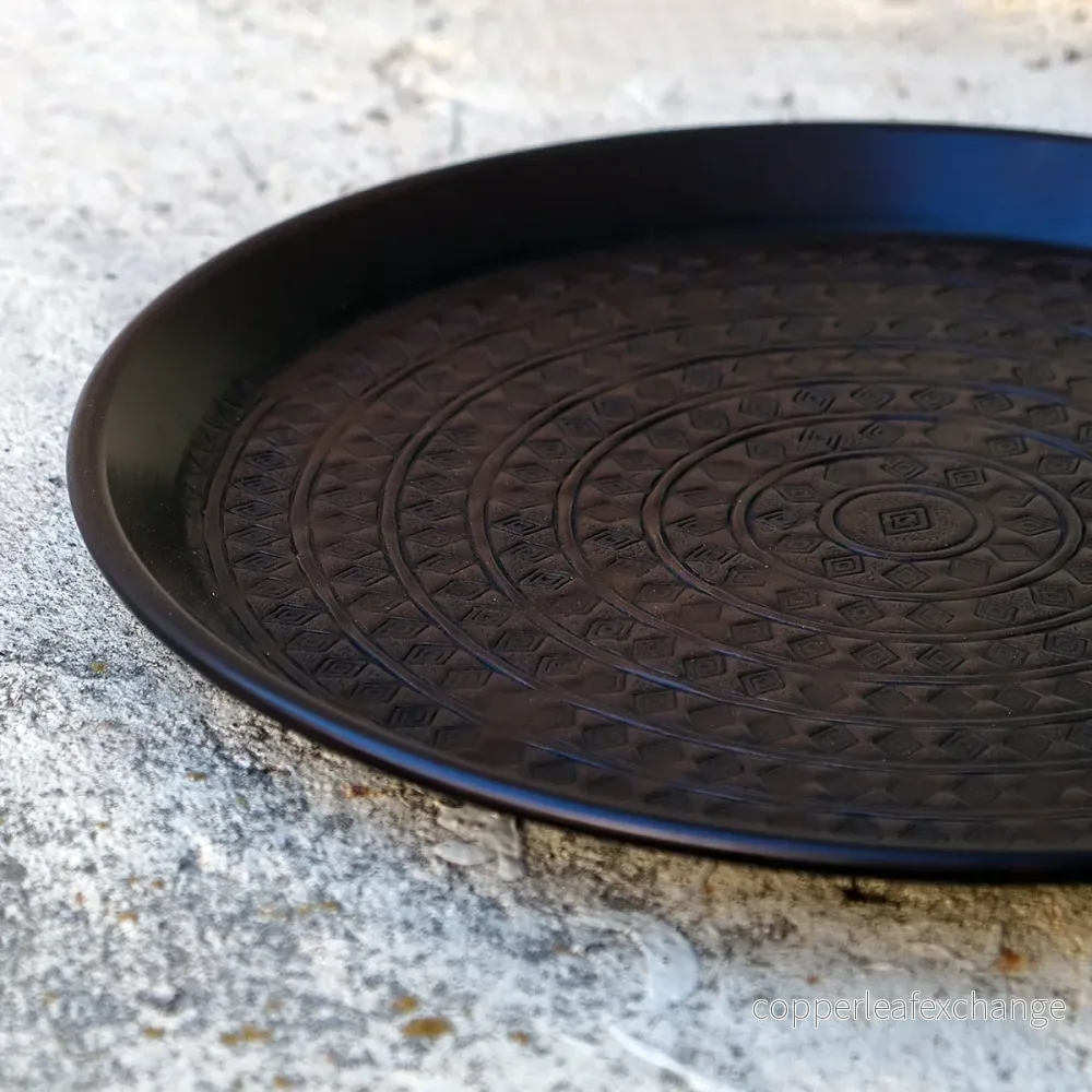 Mönstrat metallfat med mörk patina - Bild 3