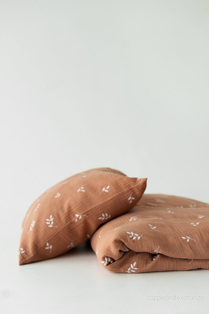 Ekologiskt bäddset Caramel Leaves 90 × 125 cm Ekologiskt bäddset Caramel Leaves 90 × 125 cm