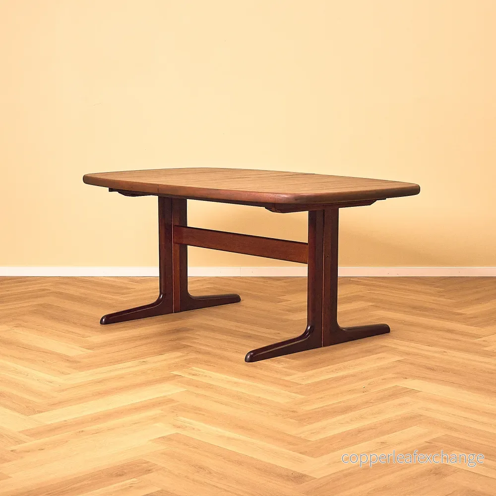 Danish dining table in mahogany by Skovby Danish dining table in mahogany by Skovby