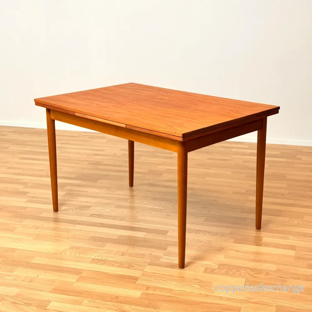 Danskt rektangulärt matbord i teak och bok Danskt rektangulärt matbord i teak och bok