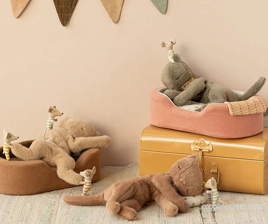 Maileg – Katt i plysch i färg grey, grå kattunge med scarfs, sleeping kittens medium - Bild 2