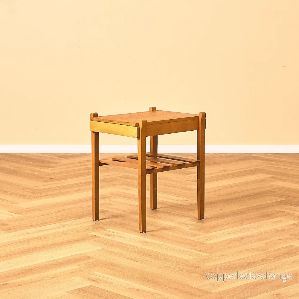 Svenskt sängbord i teak och bok Svenskt sängbord i teak och bok