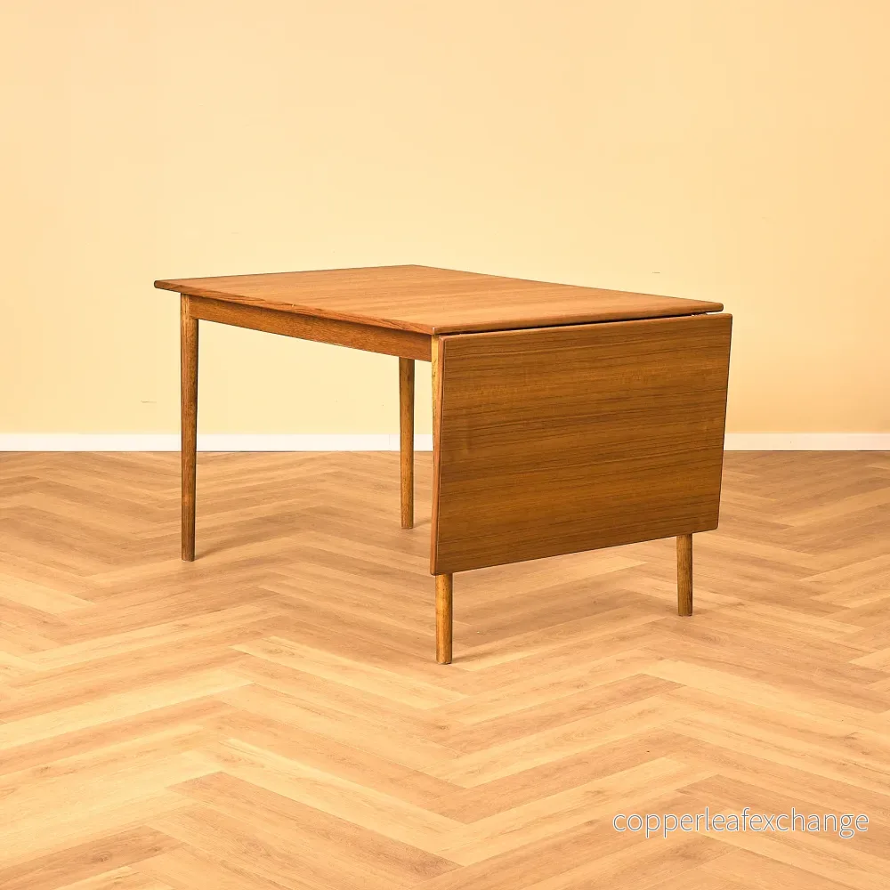 Svenskt rektangulärt matbord i teak och ek