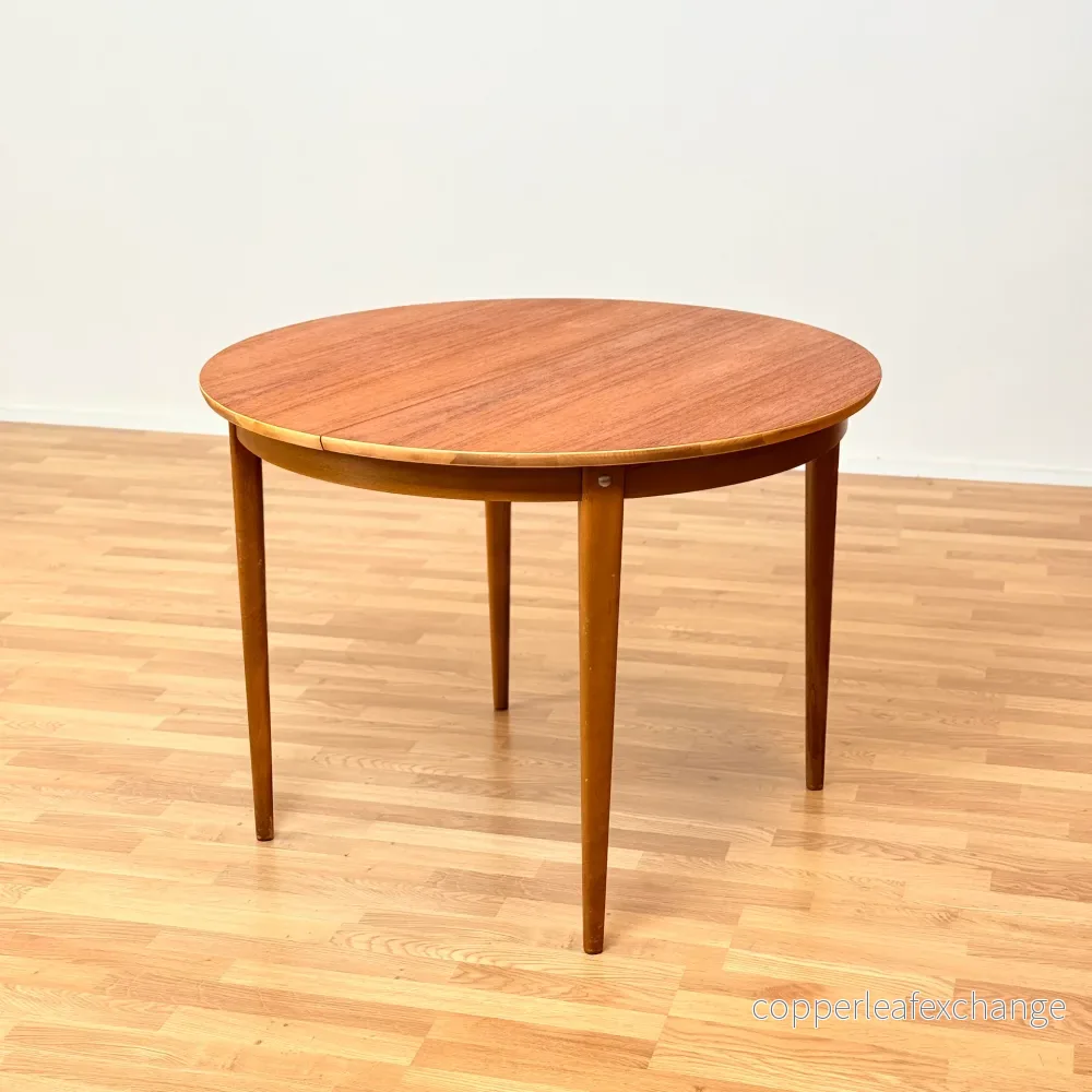 Svenskt runt matbord i teak