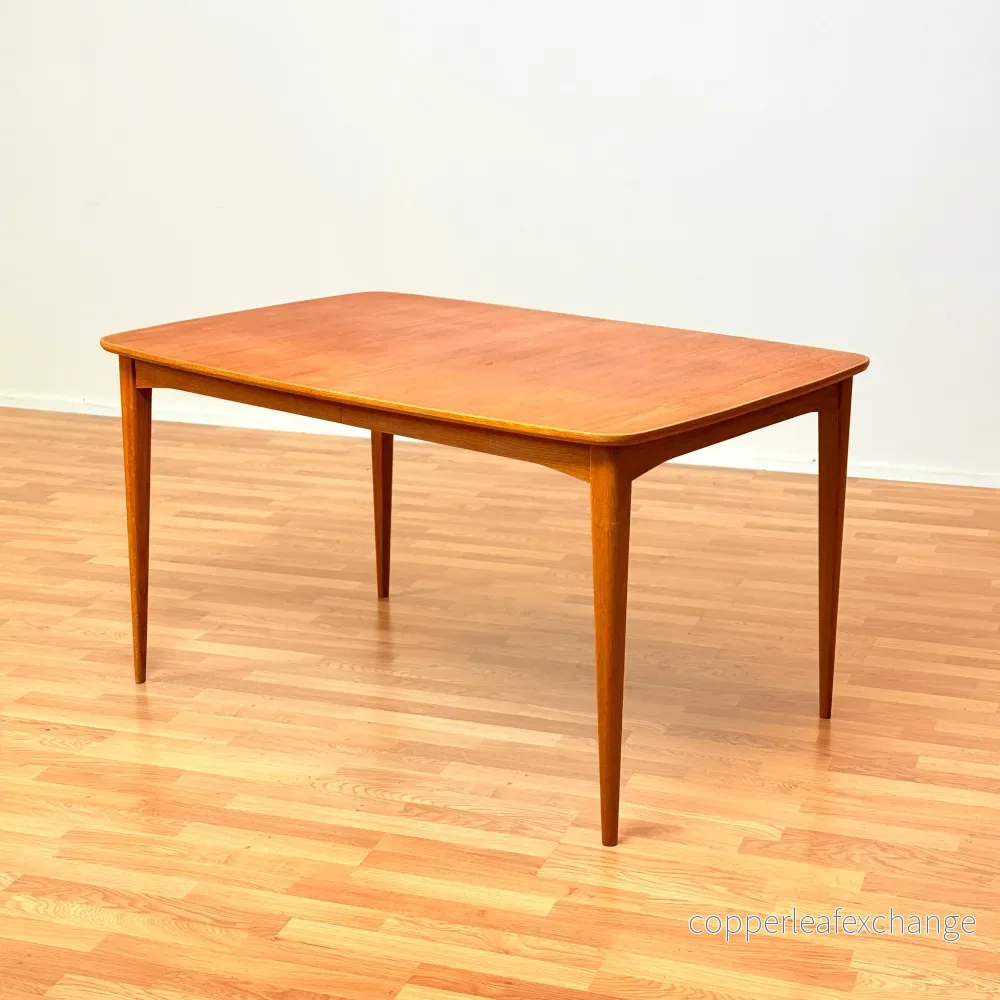 Svenskt matbord i teak och ek