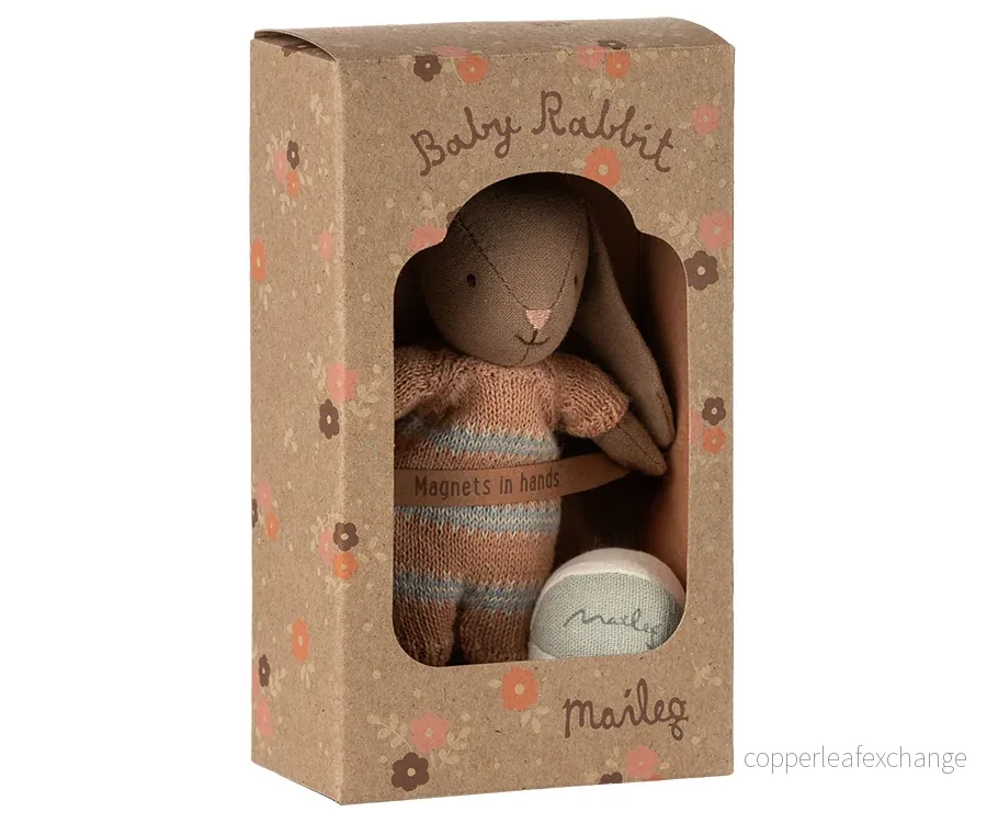 Maileg – Kanin brun i storlek micro med boll, bunny flicka dusty rose / rosa med magneter i händerna - Bild 2