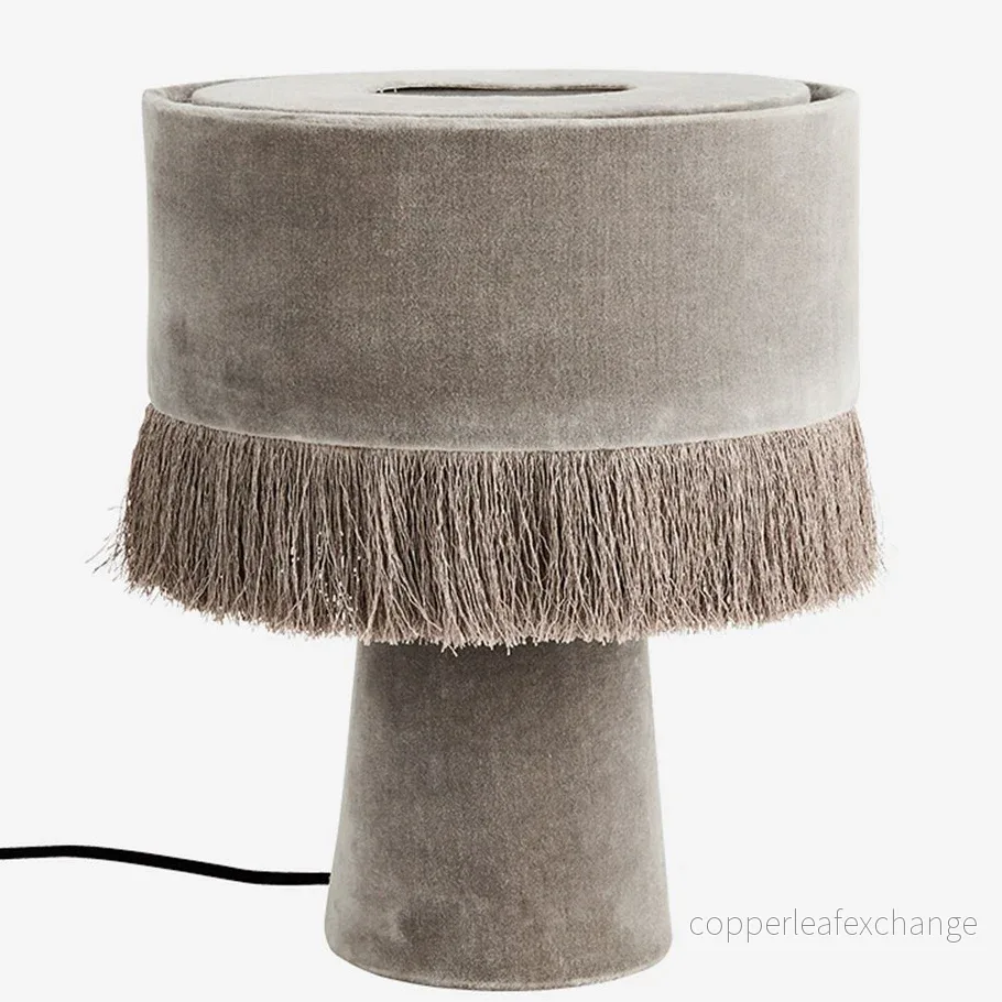 Madam Stoltz bordslampa i sammet, grå