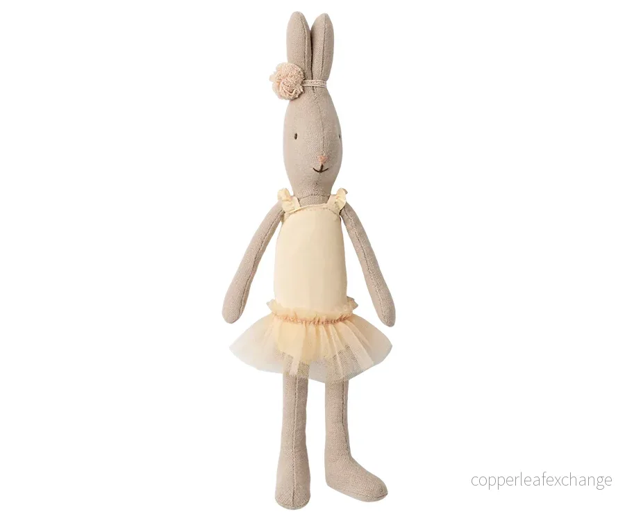 Maileg – Ballerina kläder i storlek 1 till kanin, klänning vit / cream i tyll, hårband och ballerinaklänning - Bild 2