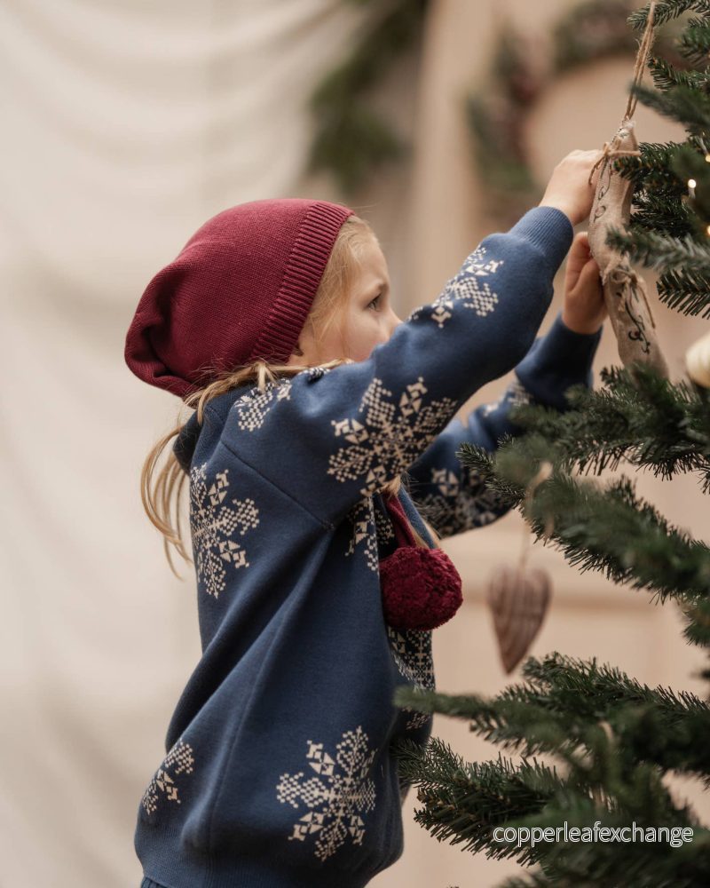 Stickad jultröja barn – Snöflingor blå Stickad jultröja barn – Snöflingor blå