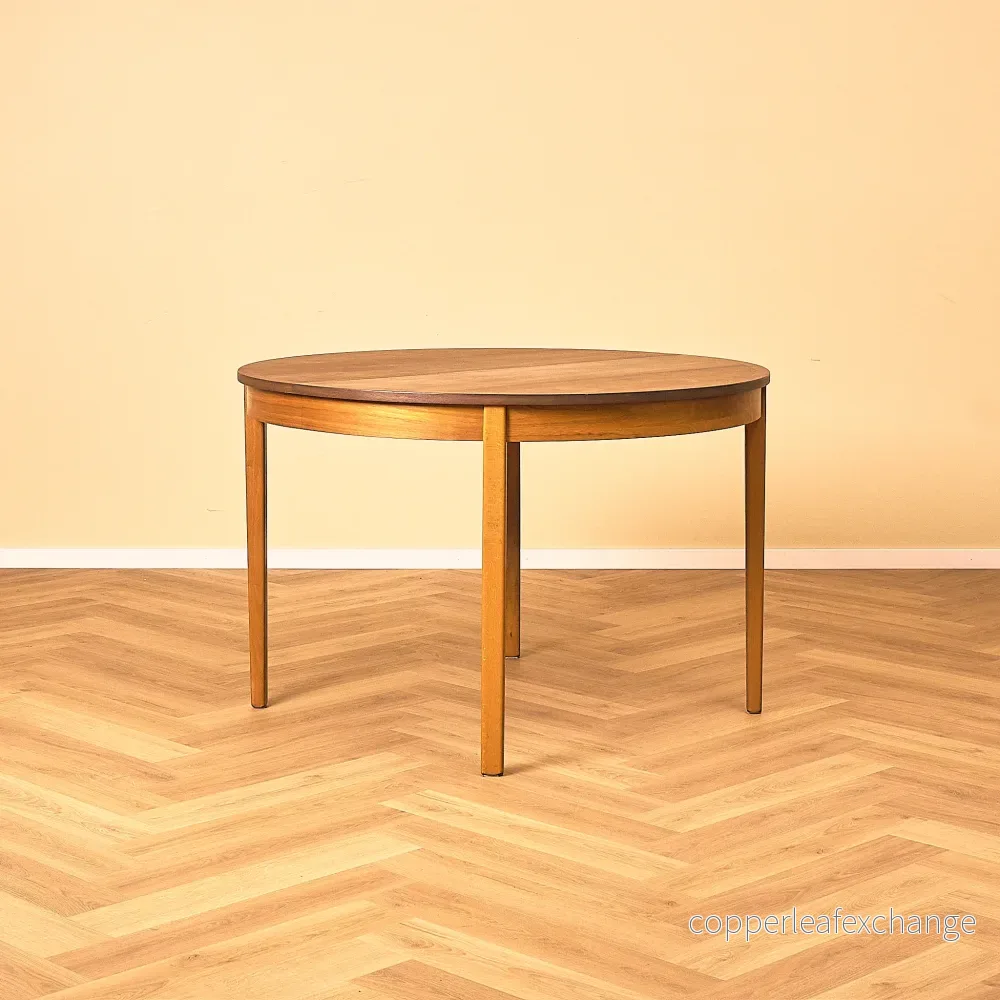 Svenskt runt matbord i teak av Nils Jonsson för Troeds Svenskt runt matbord i teak av Nils Jonsson för Troeds