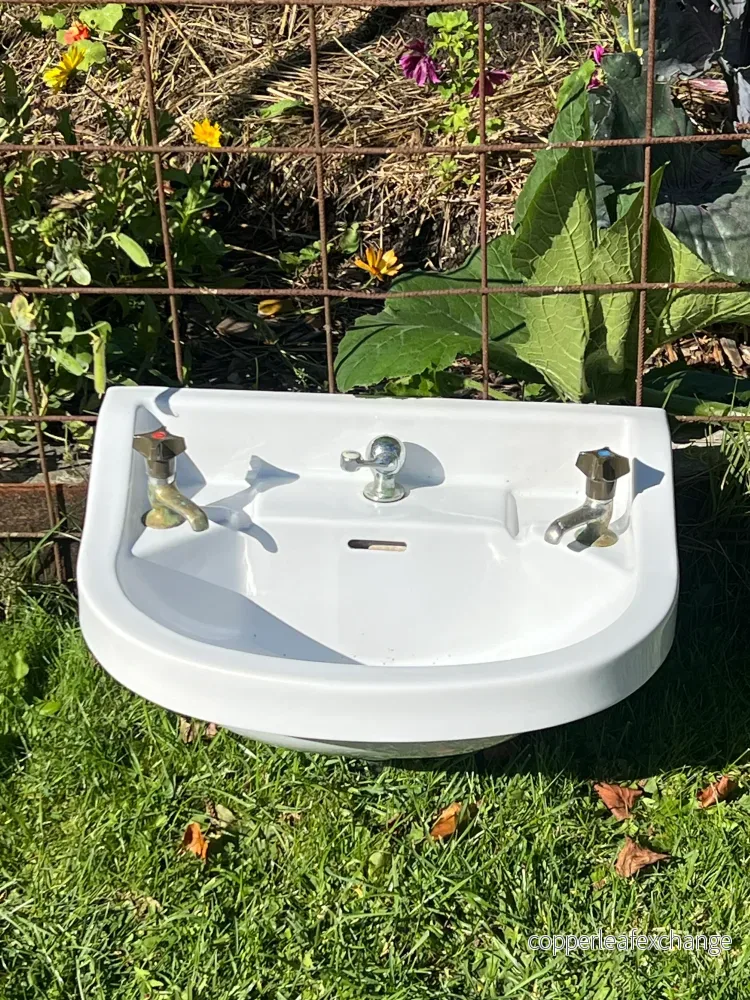 Handfat med hög bakkant Handfat med hög bakkant