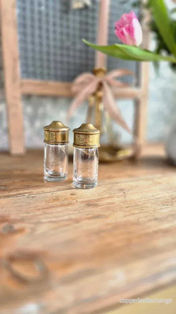 Salt och pepparkar i glas med lock i mässing