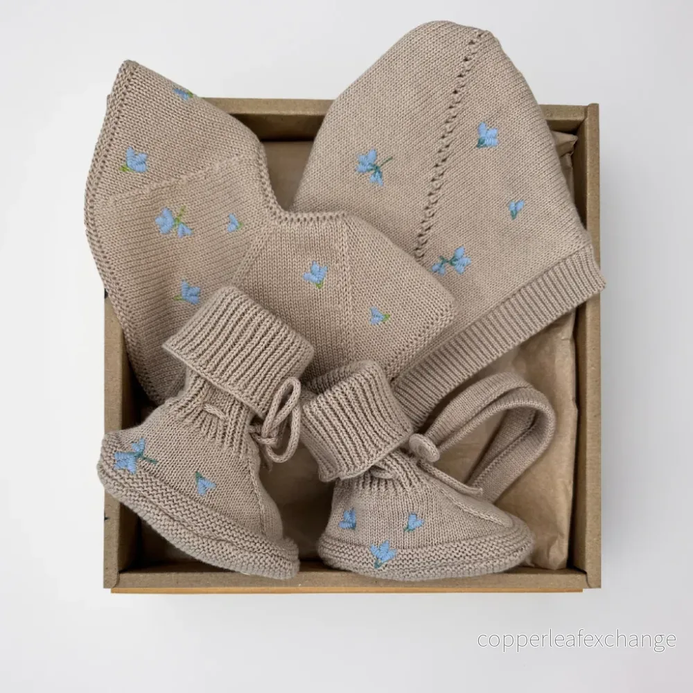 Broderad baby presentbox Blueberry on Khaki | Saga Copenhagen