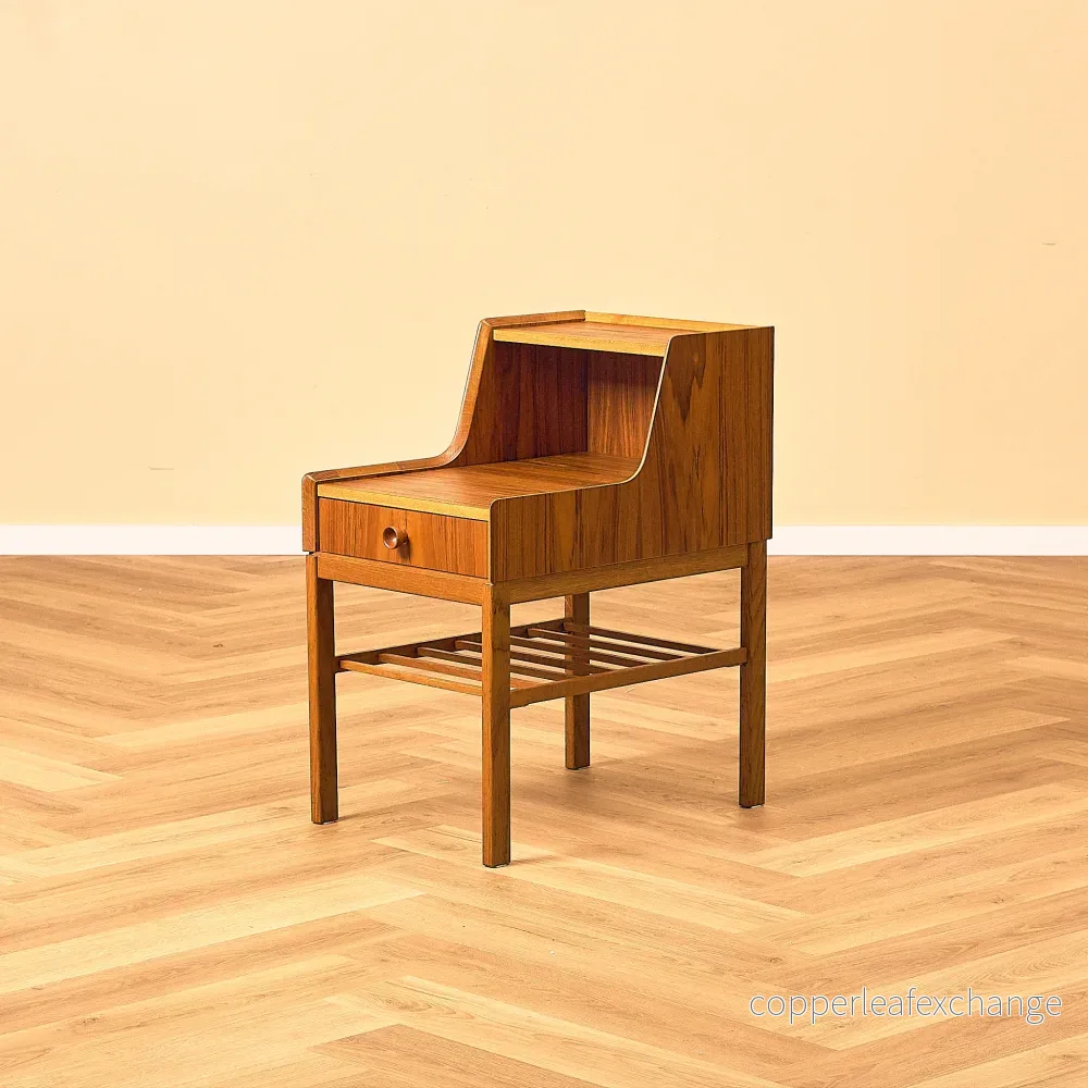 Svenskt sängbord i teak och ek Svenskt sängbord i teak och ek