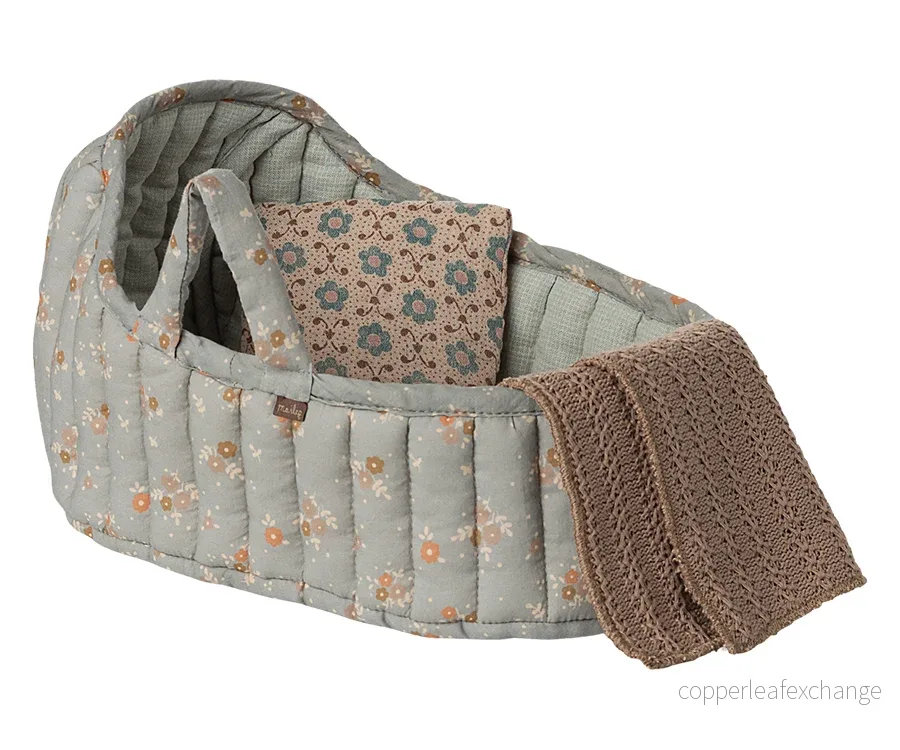 Maileg – Babylift i blått, bärsäng med kudde och filt i fint blommigt mönster för gosedjur