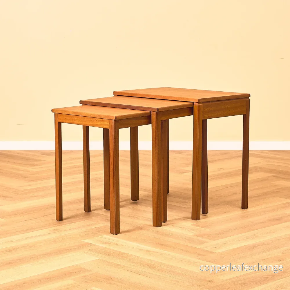 Mellansekelskapsats med nästlade bord i teak av McIntosh