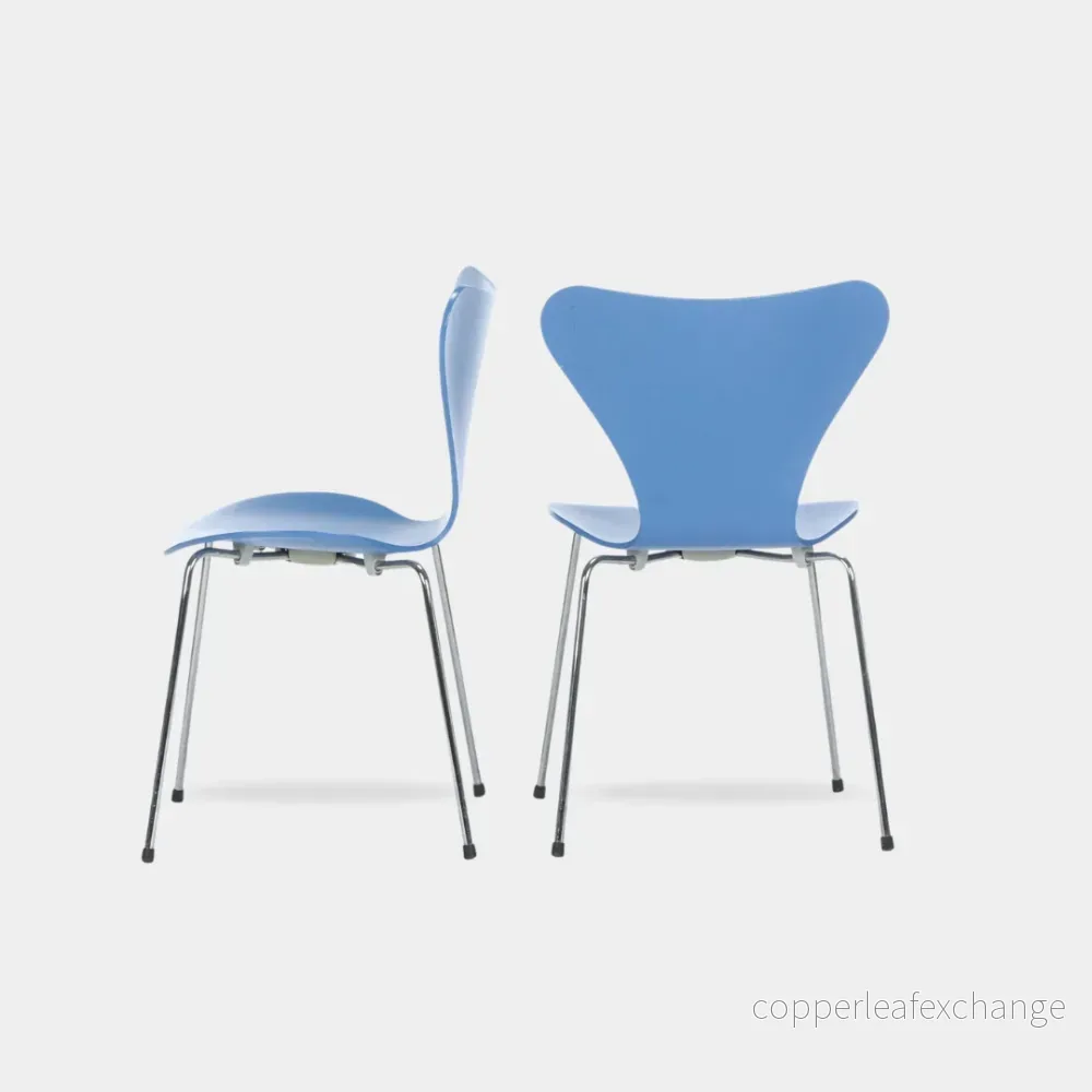Arne Jacobsen 'Syver' stole, model 3107, i laseret lyseblå