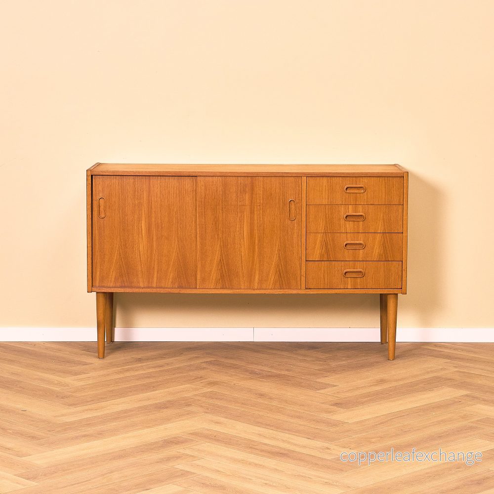 Svenskt skåp i teak Svenskt skåp i teak