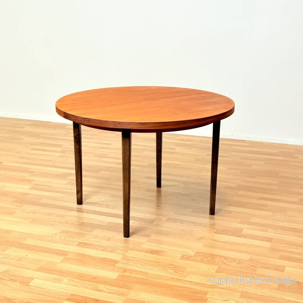 Svenskt runt matbord i teak och bok Svenskt runt matbord i teak och bok