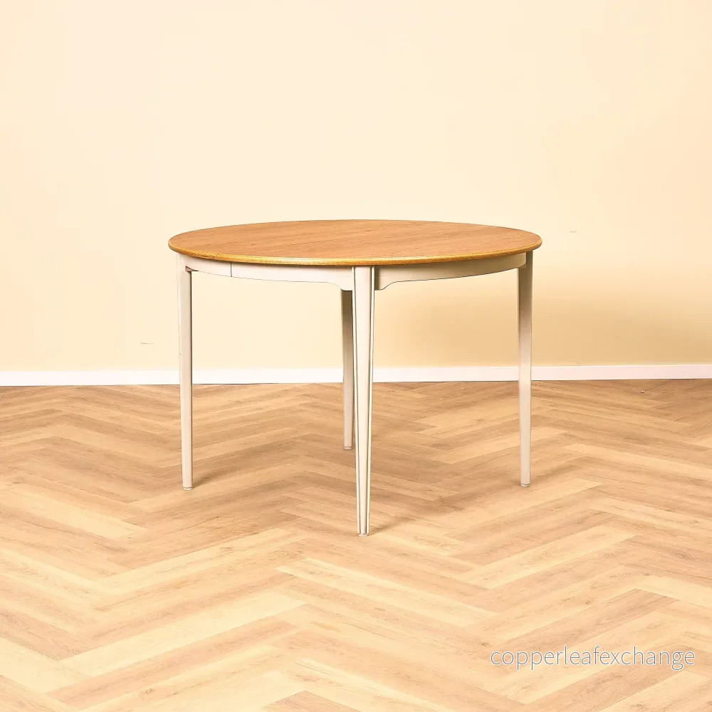 Svenskt runt matbord i teak Svenskt runt matbord i teak