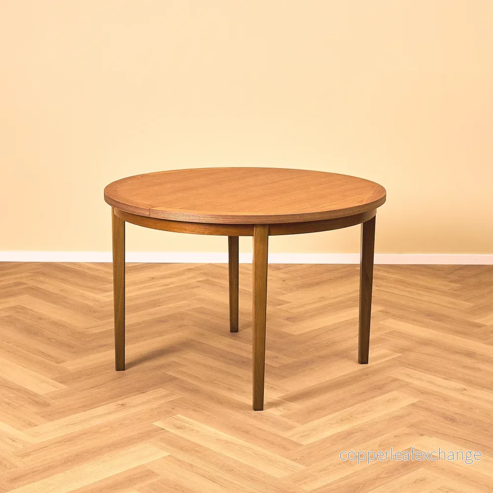 Svenskt runt matbord i teak och bok Svenskt runt matbord i teak och bok
