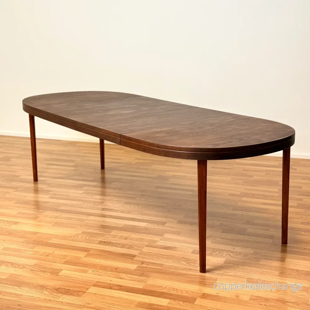 Stor oval matbord i valnöt från Skaraborgs Möbelindustri i Tibro, 1950-60-tal, Sverige