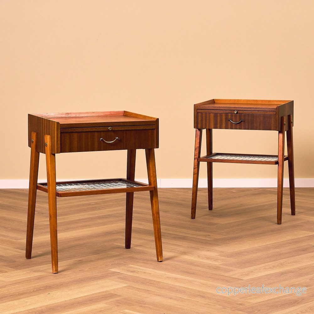 Svensk sängbord i mahogny & bok
