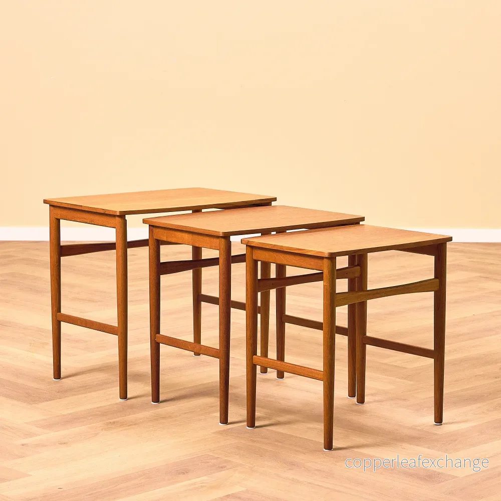Danskt sats med nästlade bord i teak Danskt sats med nästlade bord i teak