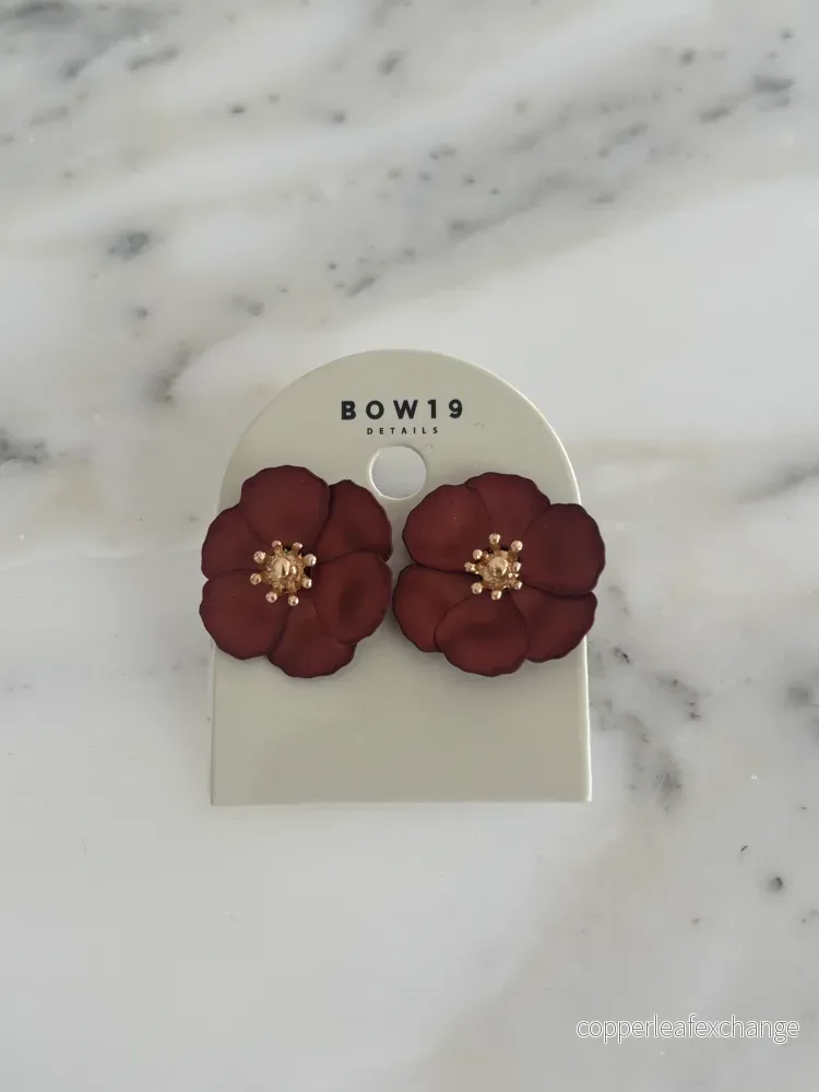 Flower small earrings metallic Brown