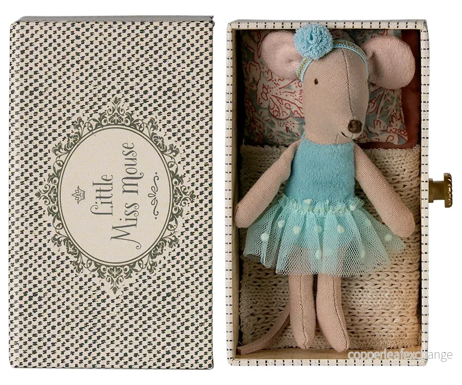 Maileg – Lillasyster mus i blått, ballerina dansmus blå i fin ask med utdragbar låda / dagbädd