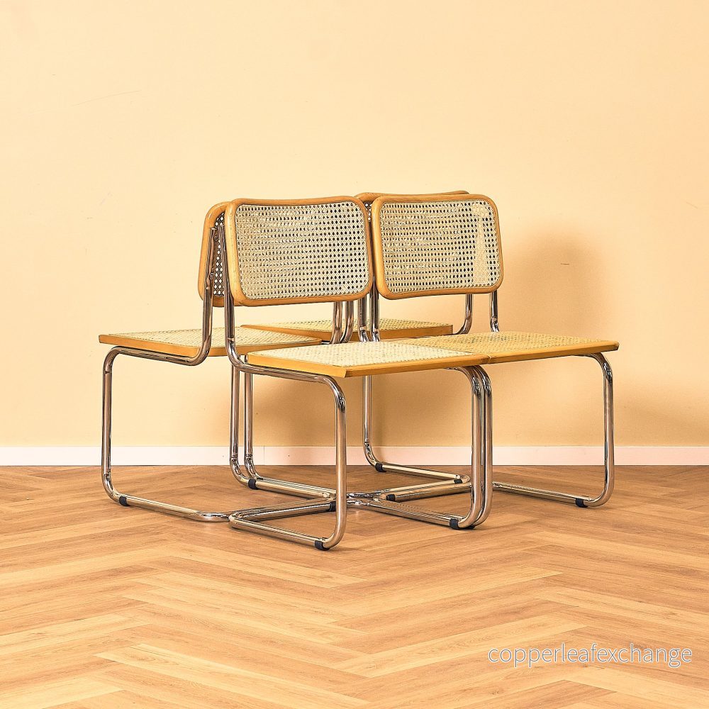 Italienskt set med 4 matstolar i bok från Marcel Breuer