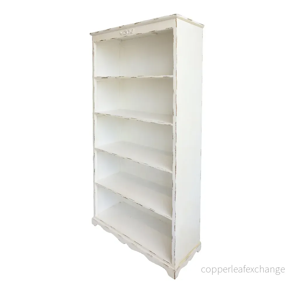 Vit trähylla med lätt patina