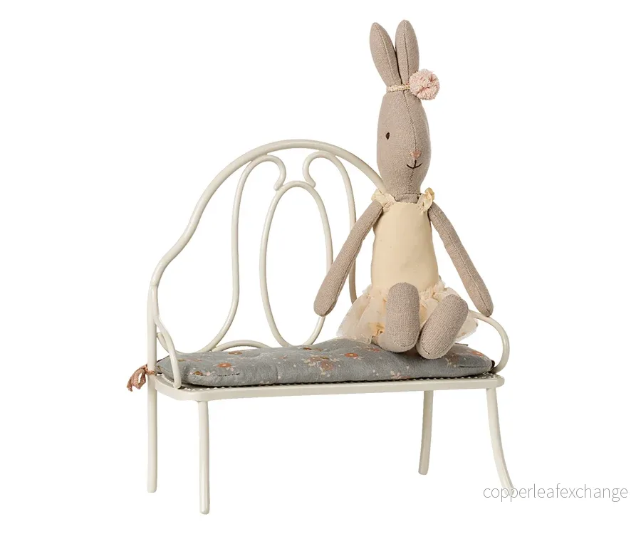 Maileg – Vit bänk med sittdyna, vintage soffa i benvit metall för kaniner i storlek 1 och 2, trädgårdssoffa off-white - Bild 2