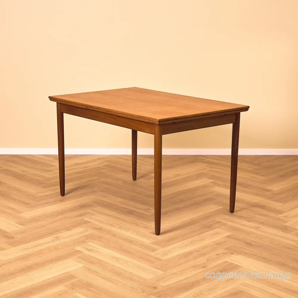 Danskt rektangulärt matbord i teak Danskt rektangulärt matbord i teak