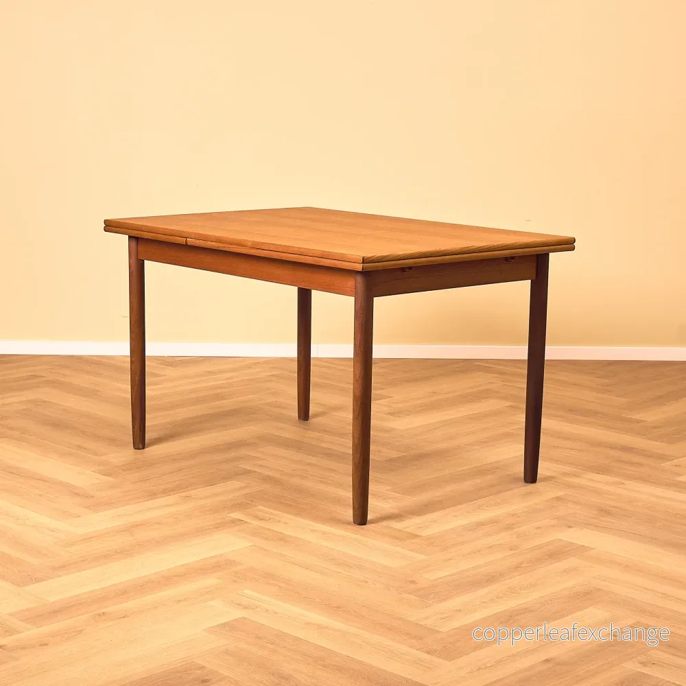 Danskt matbord i teak och valnöt