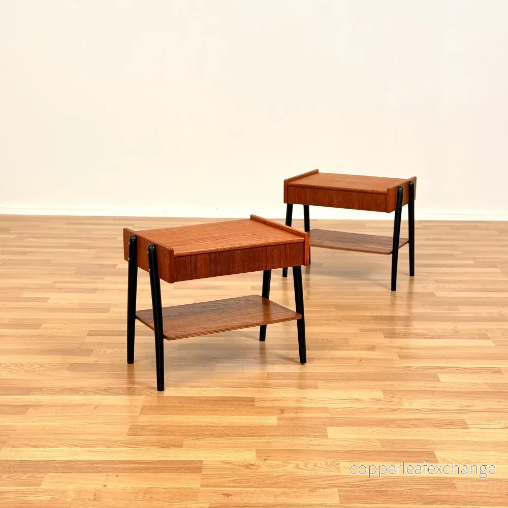 Svenskt set om 2 sängbord i teak av AB Carlström & CO möbelfabrik