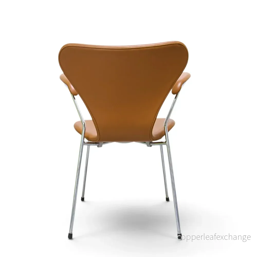 Arne Jacobsen, Syveren stol med armlæn i Soft / Walnut - Bild 2