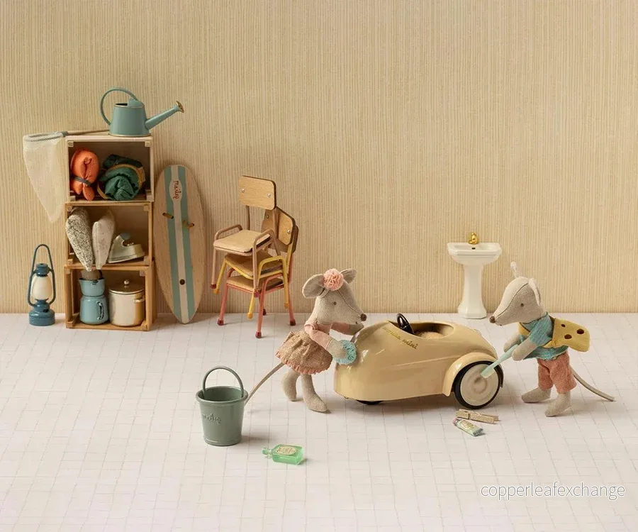 Maileg – Bil i färg ljusbeige för möss, mouse mini car med blommig sits för mus - Bild 2