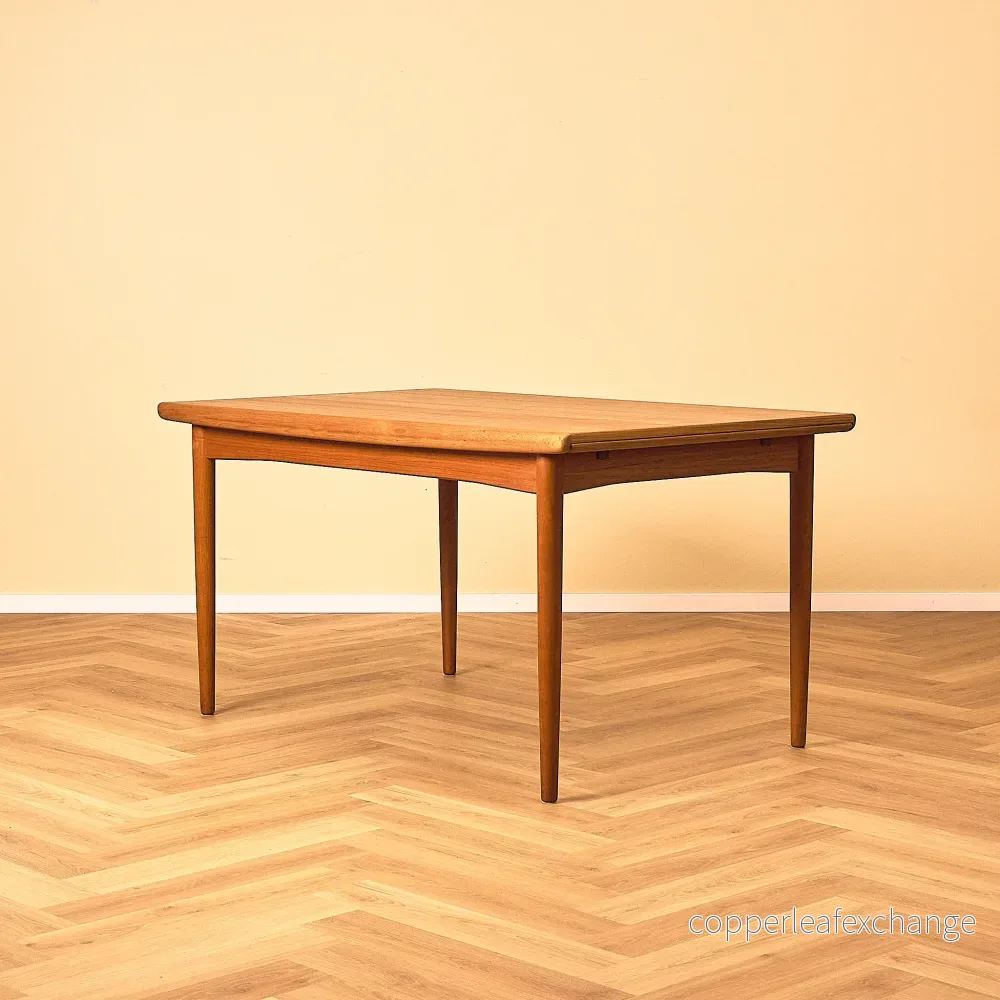 Danskt matbord i teak av Skovby