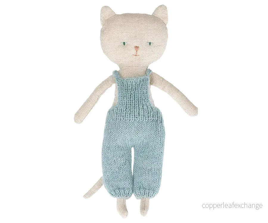 Maileg – Katt, Chatons kattunge dark nature, vit med blå byxor, gosedjur / mjukisdjur Maileg – Katt, Chatons kattunge dark nature, vit med blå byxor, gosedjur / mjukisdjur